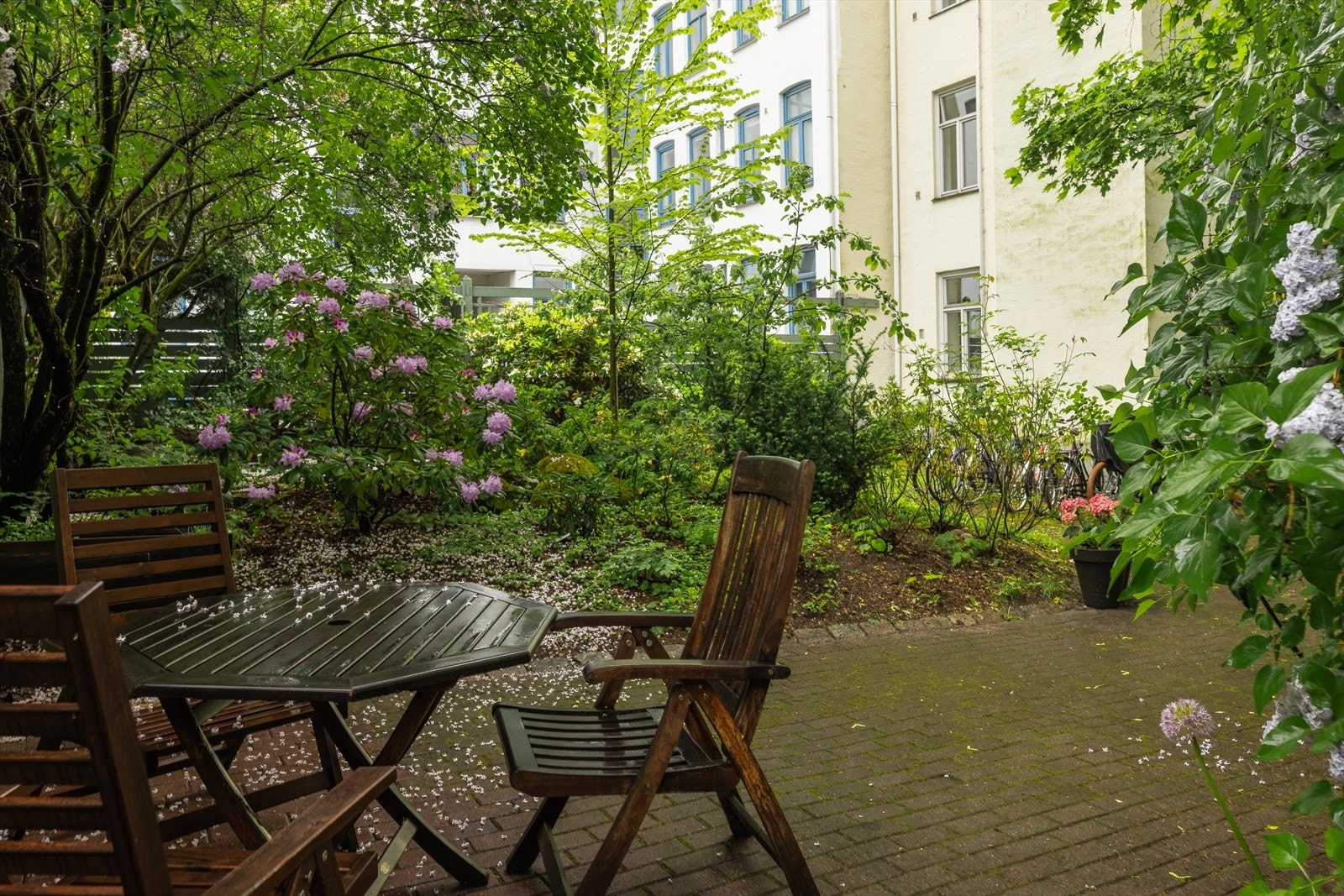 Borettslaget har en fantastisk bakgård som er pent opparbeidet med brostein, nydelig beplantning og flere sittegrupper. Galleribilde