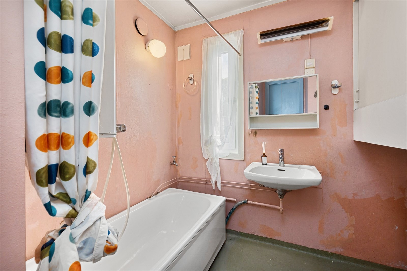 Baderommet er på 4,5 m² og er i hovedtrekk originalt fra byggeår. Badet fremstår med eldre innredning og konstruksjoner, og har et helhetlig oppgraderingsbehov. Galleribilde