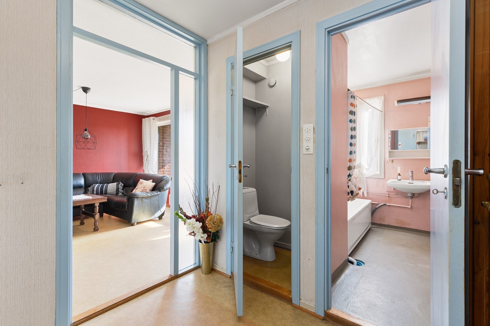 Her kommer du inn til en lys og stor entré på 5 m² med plass til ulike oppbevaringsmuligheter av yttertøy og sko. Inngangspartiet er i dag tilknyttet både baderom, toalettrom og soverom. Galleribilde