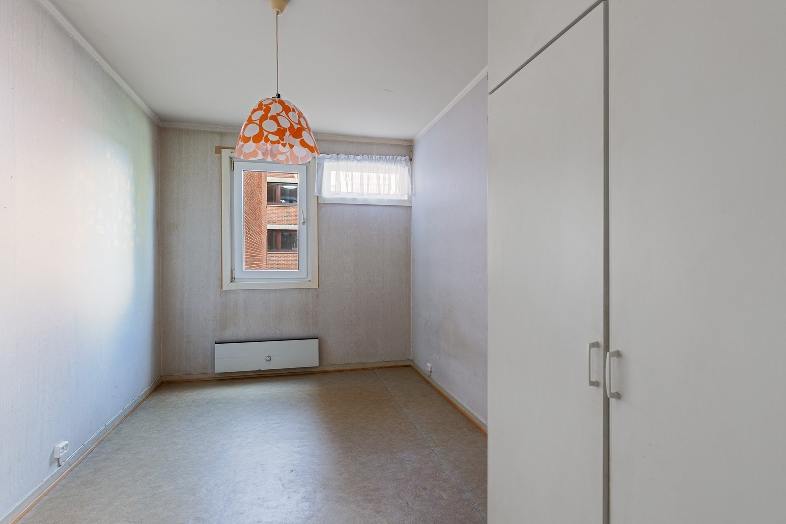 Soverommet på 10 m² opppleves som stort og luftig med god plass til dobbeltseng, nattbord, garderobeskap og øvrig møblement. Galleribilde