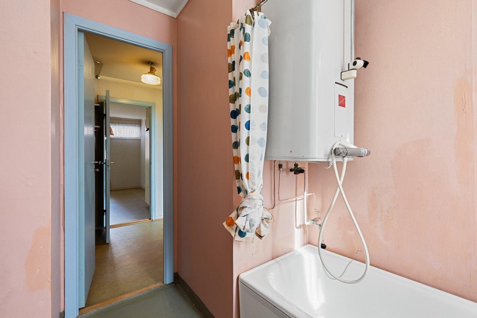 Her kan man skape sitt eget delikate rom for velvære, og størrelsen på badet gir også plass til gode oppbevaringsmuligheter. Baderommet er i dag utstyrt med badekar, naturlig avtrekk, opplegg for vaskemaskin og servant. Galleribilde