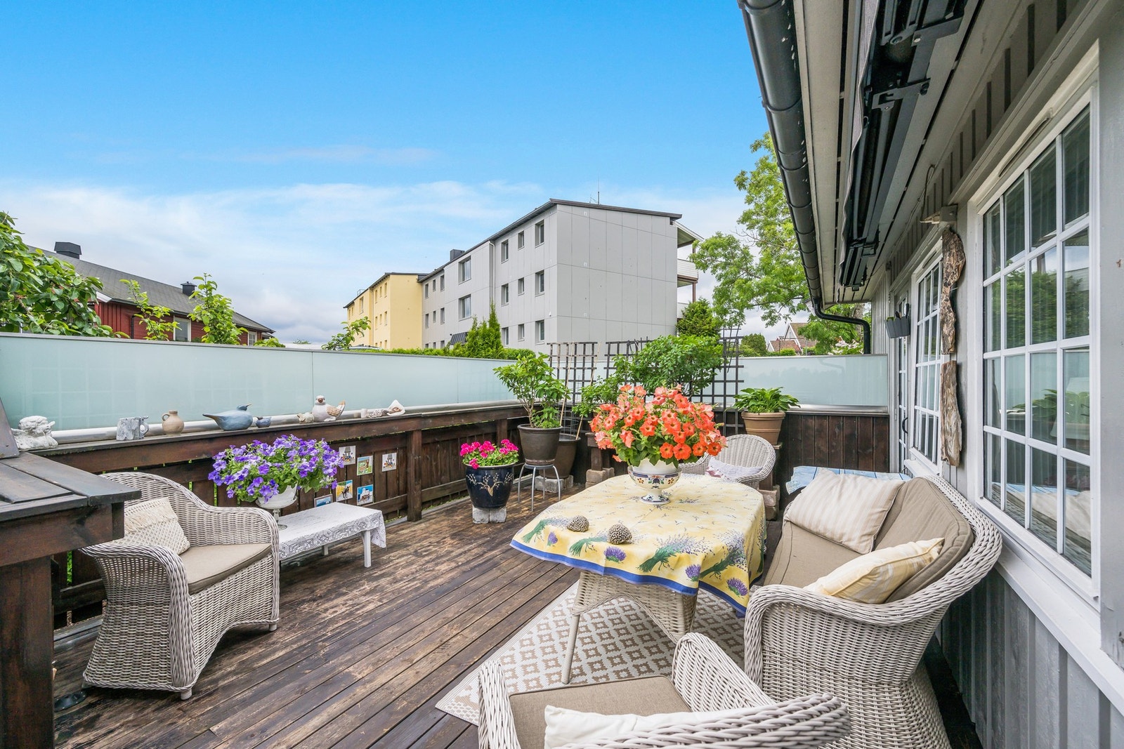 Deilig usjenert og solrik terrasse. Galleribilde