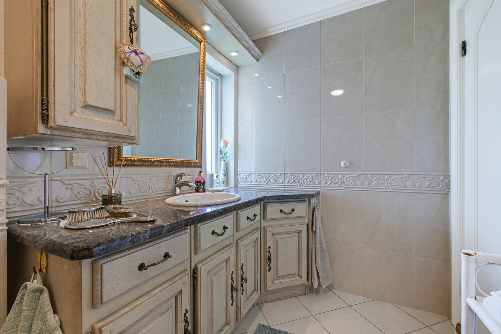 Romslig bad/wc i 1. etasje med dusj, bidè og servant. Galleribilde