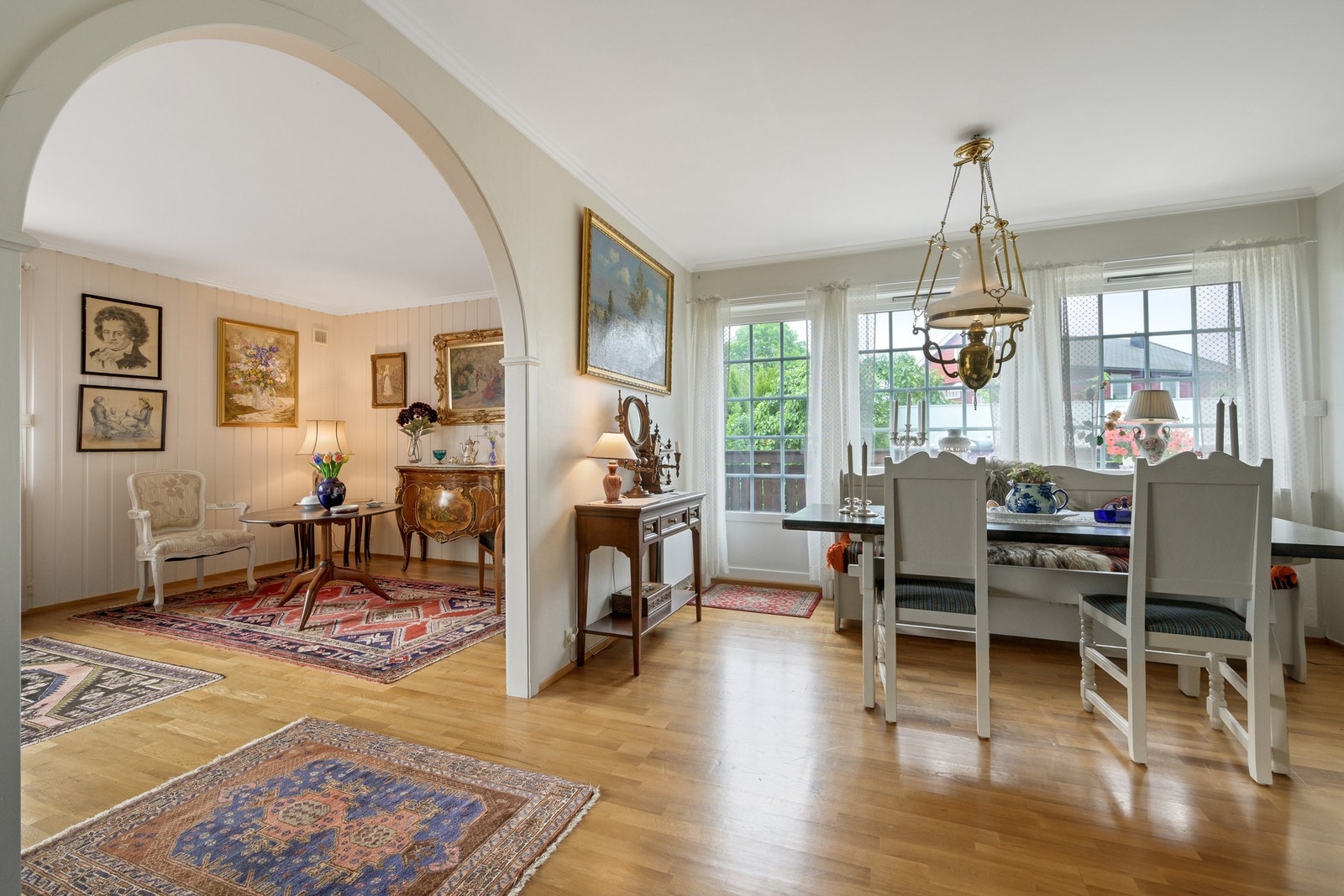 Stue og spisestue med utgang til solrik terrasse med utsikt. Galleribilde