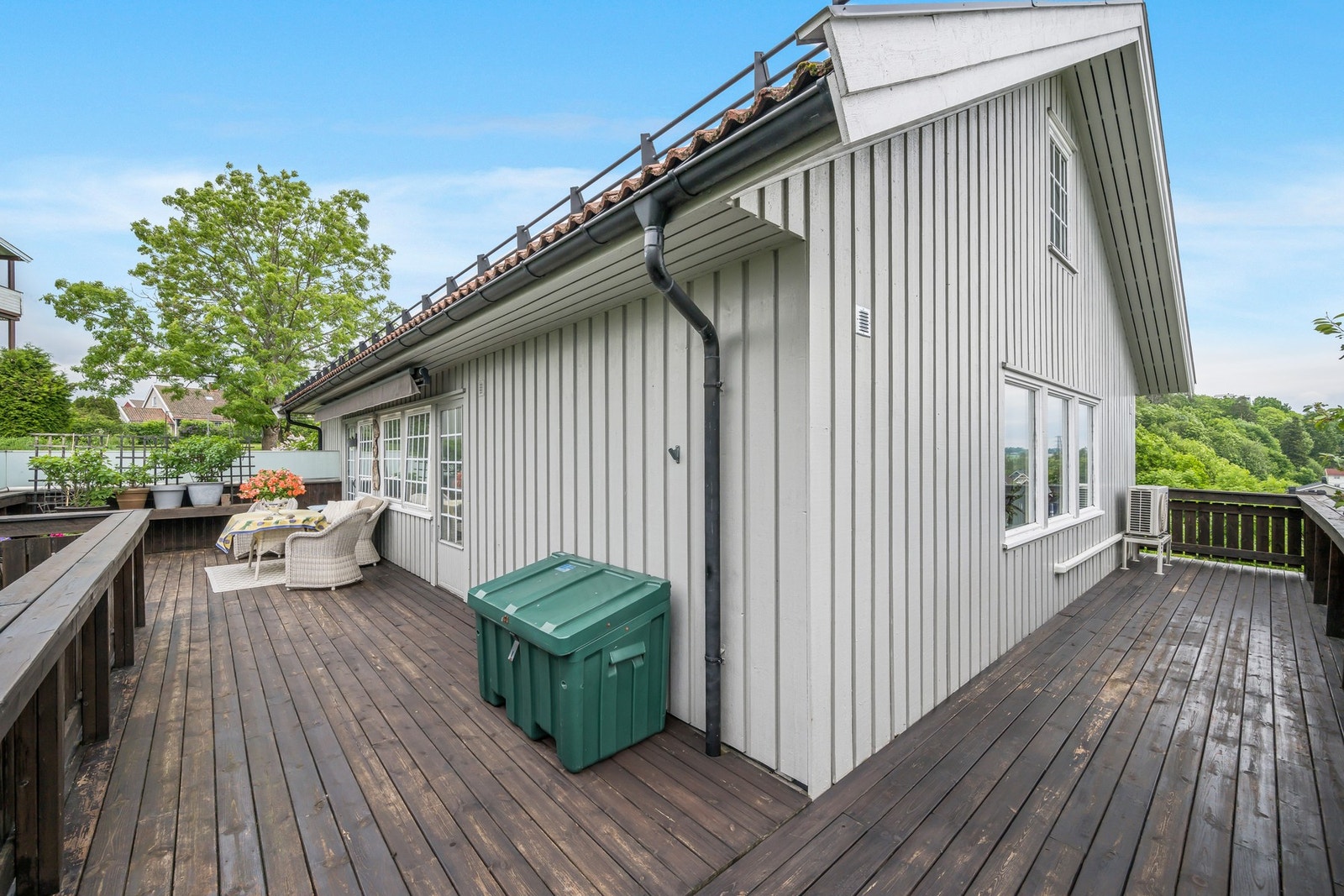 Usjenert og solrik terrasse. Galleribilde