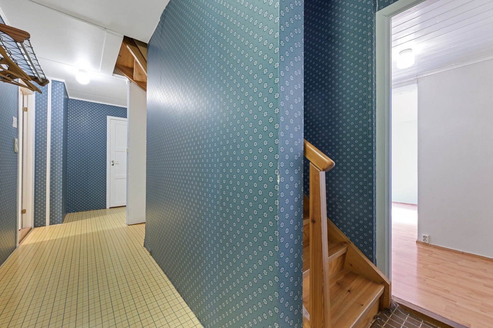 Gang i underetasjen med trapp opp til hovedetasjen. Galleribilde