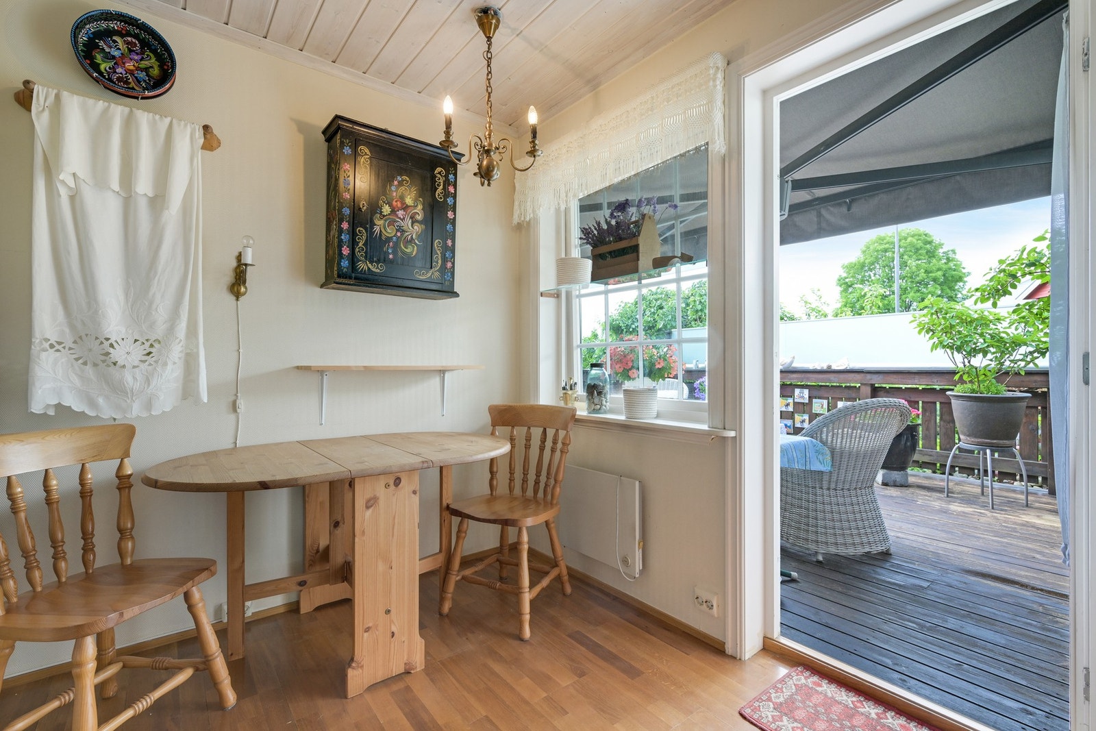 Kjøkken med spiseplass og utgang til solrik og usjenert terrasse. Galleribilde