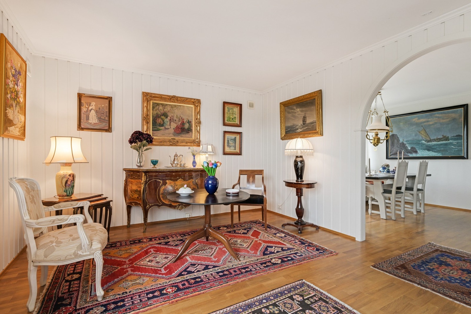 Romslig stue i lyse farger og med peis ovn. Galleribilde