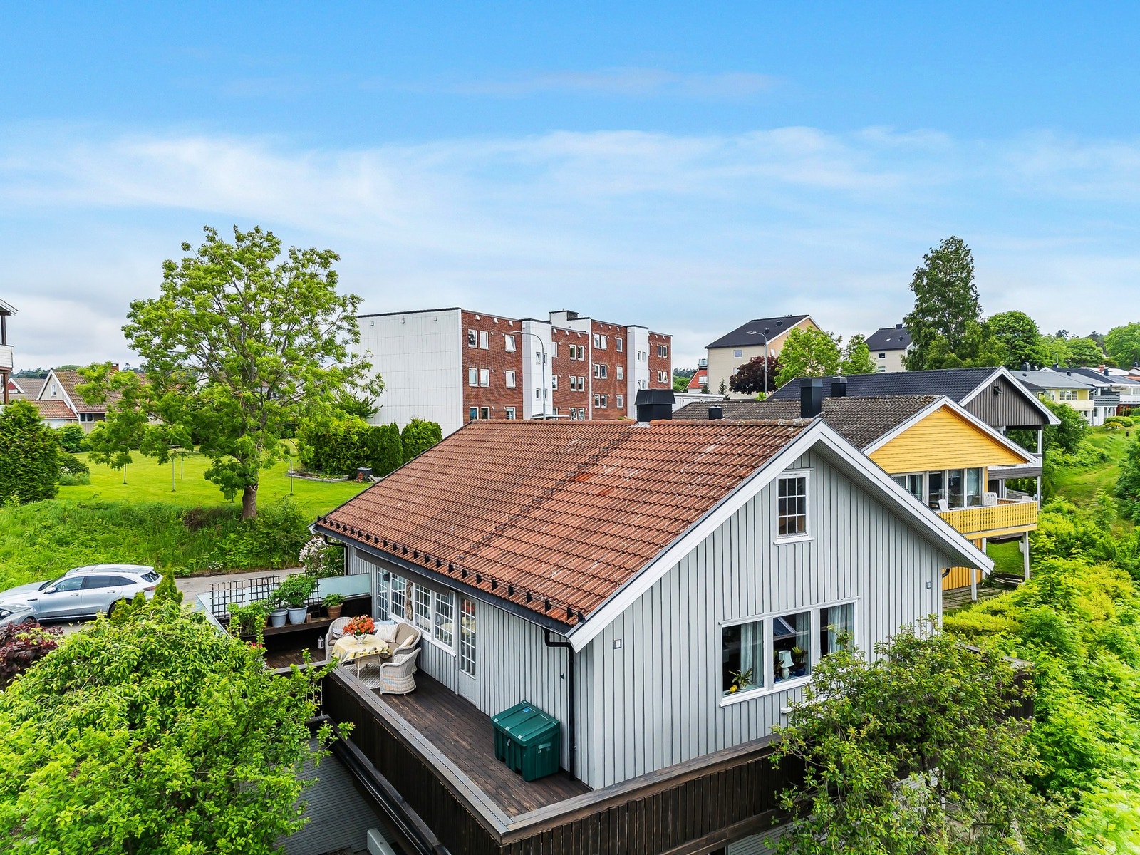 Usjenert og solrik terrasse. Galleribilde