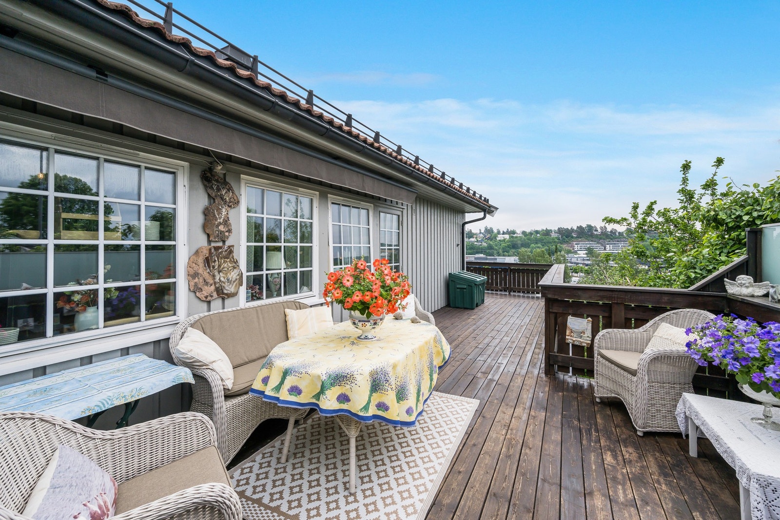 Deilig usjenert og solrik terrasse. Galleribilde