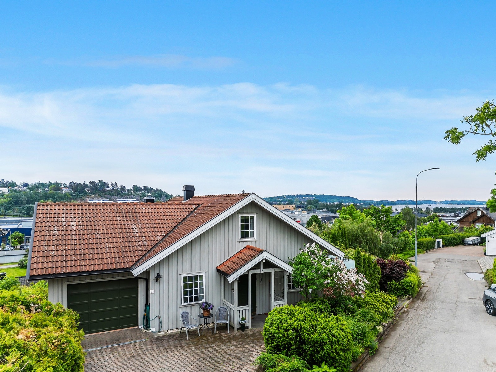 Inngangsparti med garasje. Galleribilde