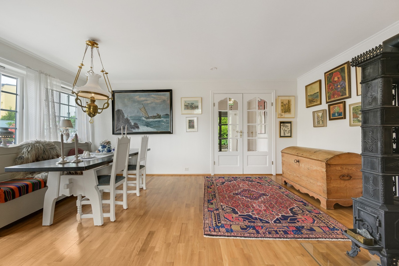 Spisestue med flott etasje ovn og utgang til terrasse. Galleribilde