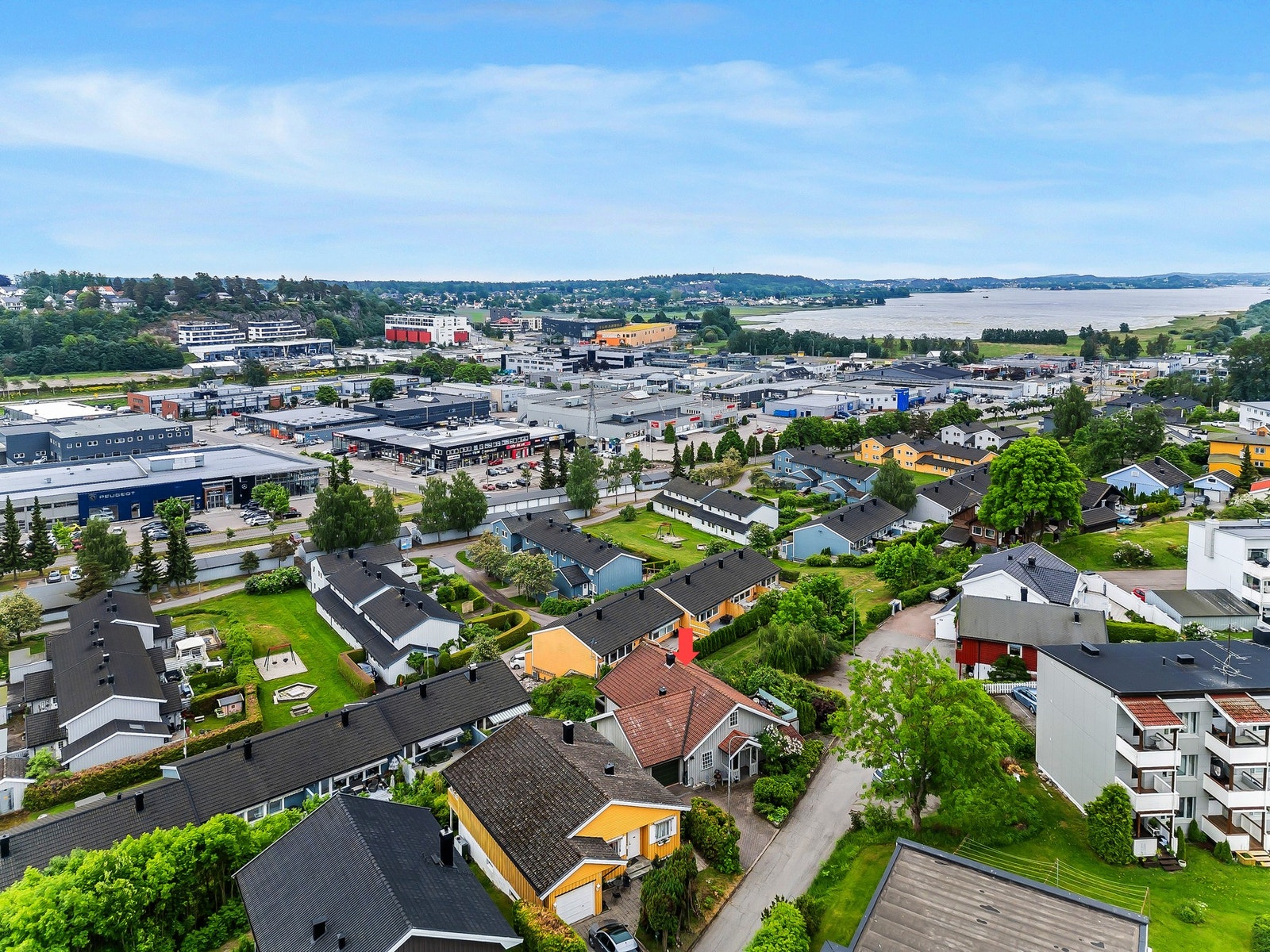 Boligen er beliggende innerst i blindvei med fin utsikt over innseilingen til Tønsberg. Galleribilde