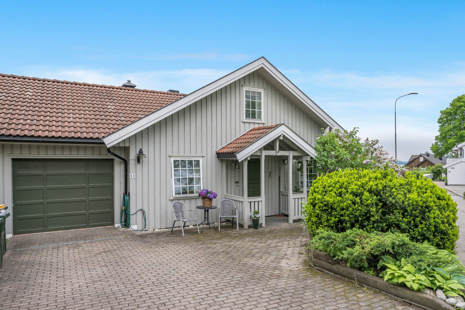 Inngangsparti med garasje. Galleribilde