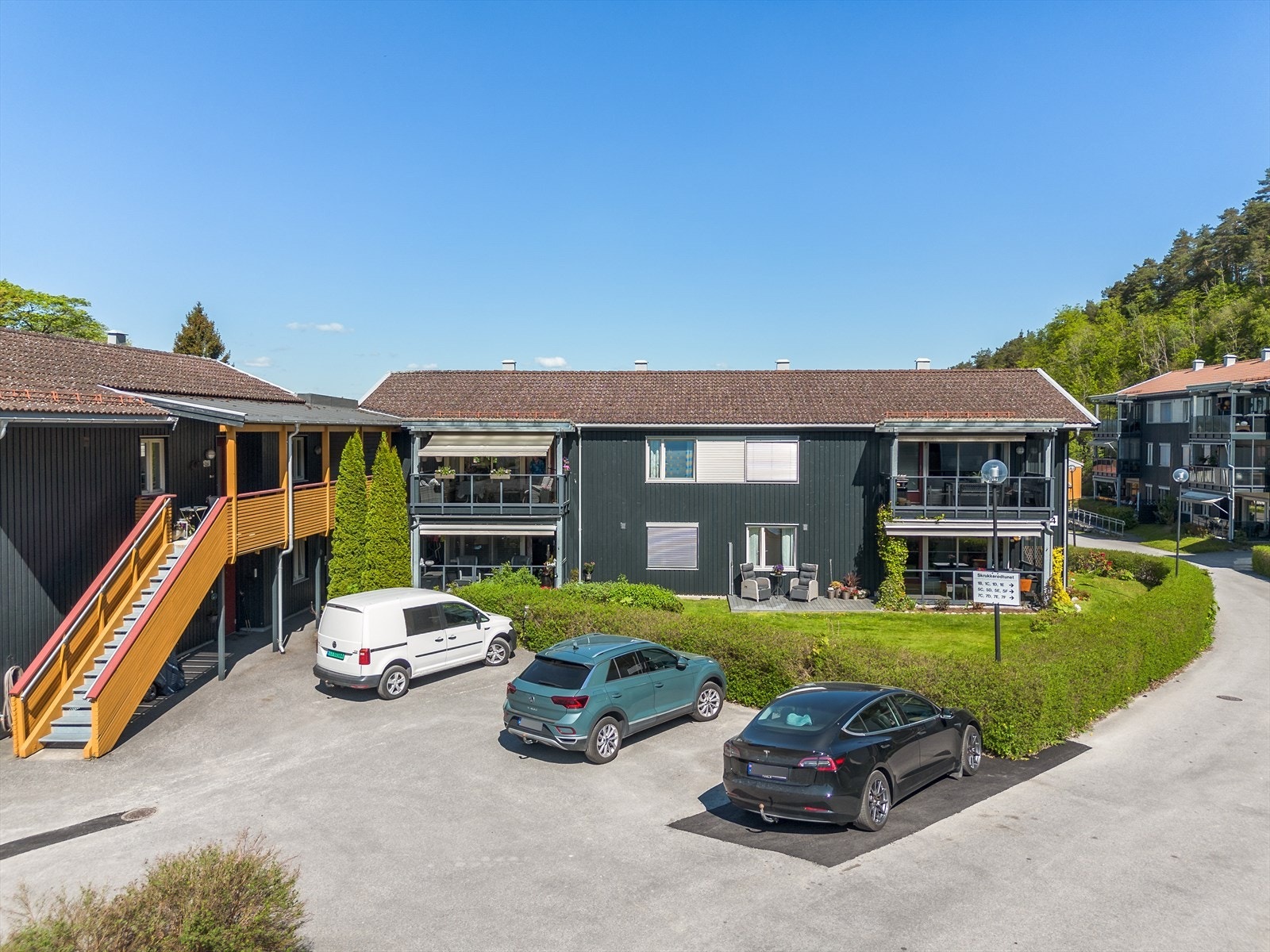 Det er felles parkeringsplass i borettslaget. Galleribilde