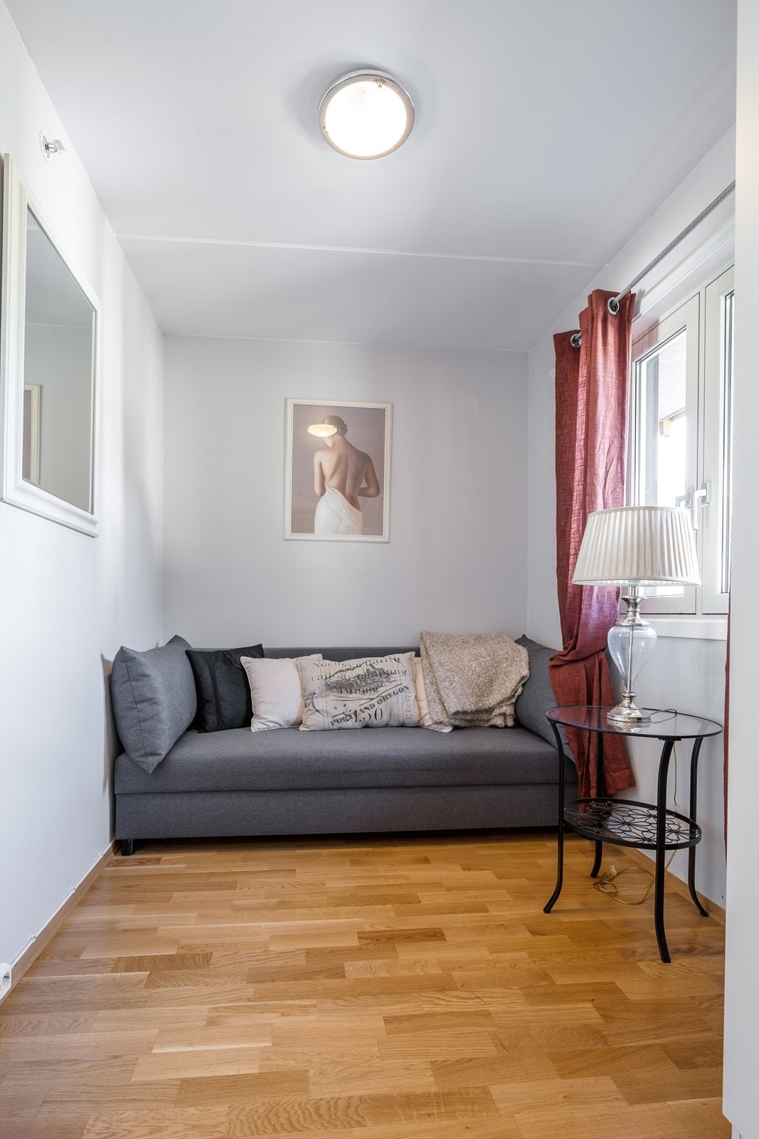 Soverom nr. 2 benyttes i dag til en ekstra stue. Her er det også et garderobeskap. Galleribilde