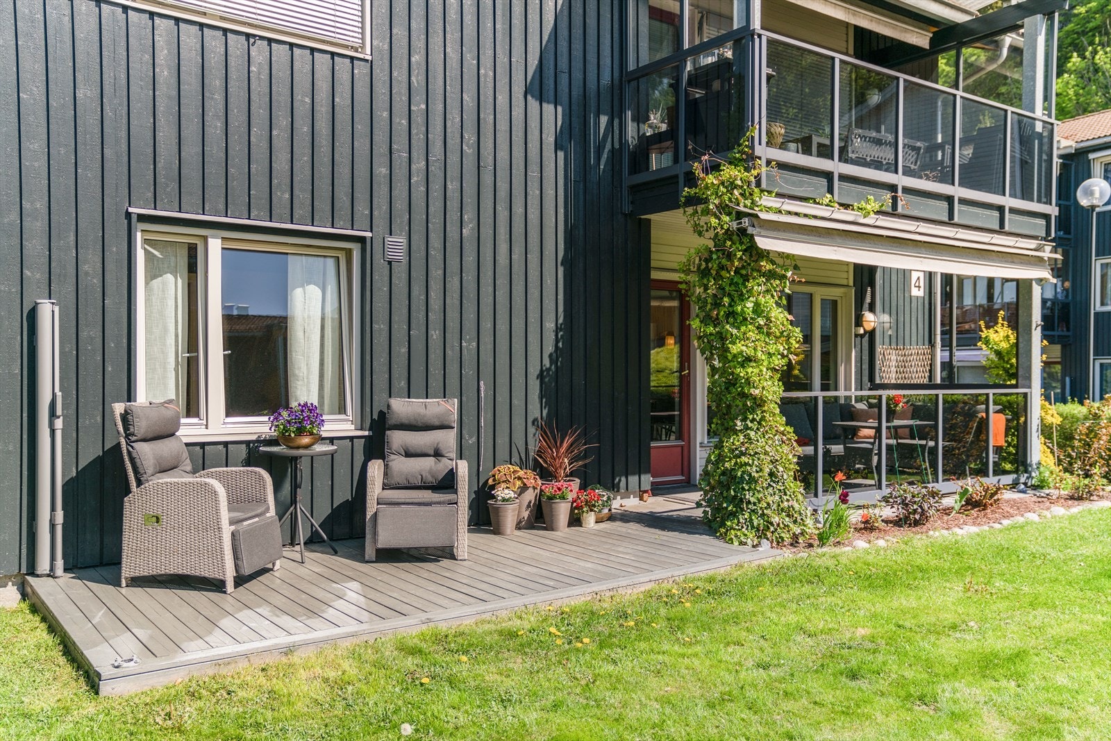 Boligen har en flott uteplass med en vestvendt og skjermet terrasse med steinheller på 8 kvm. I 2023 ble uteplassen utvidet med en treterrasse på 9 kvm. Fra denne terrassen er det direkte adkomst til borettslagets pene fellesareal. Galleribilde