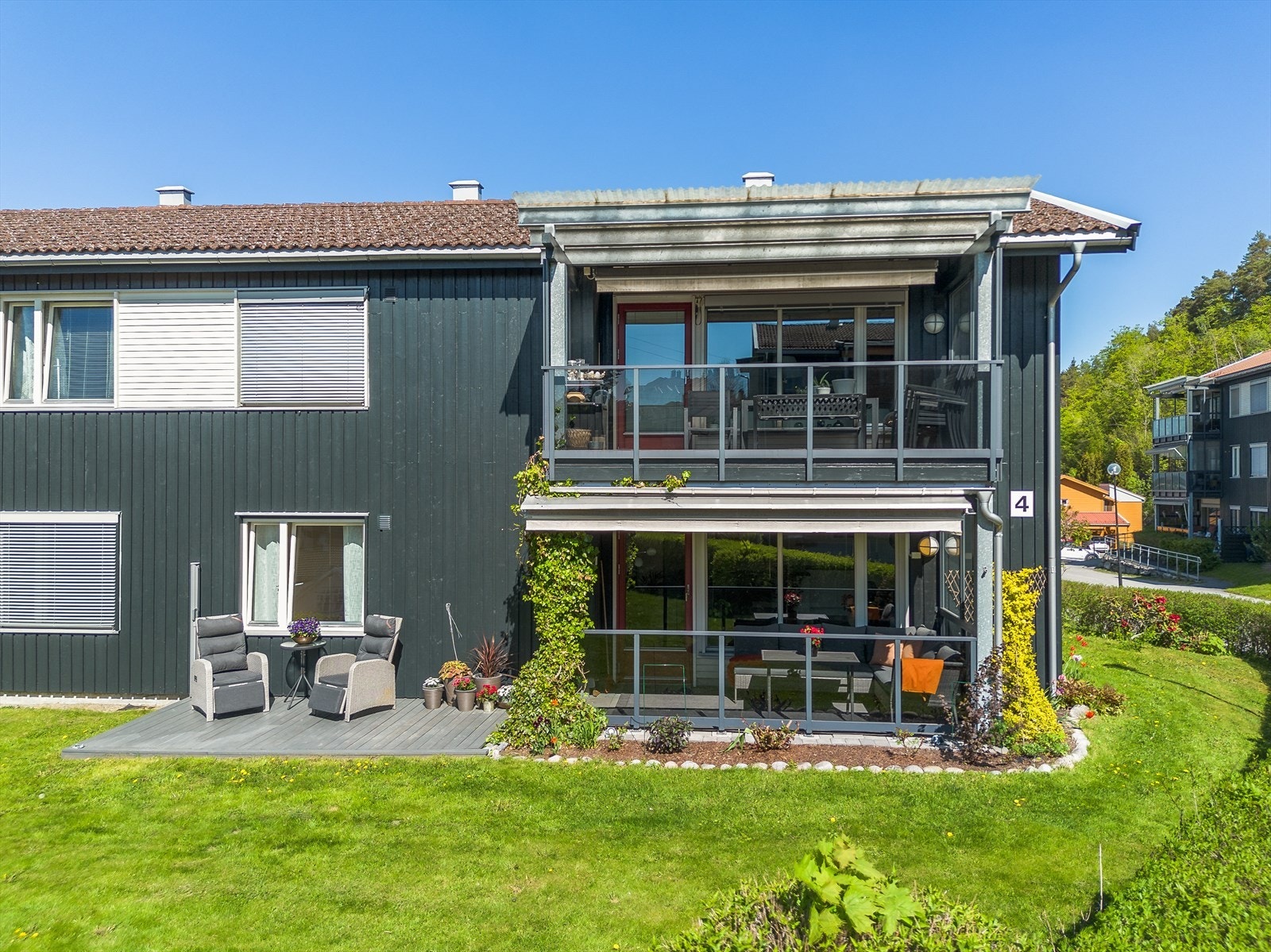 Fra boligen er det også kort gangavstand til Skrukkerød Gård og Sykehuset Telemark.
Området kan by på fine turområder med merkede turstier rett ved boligen i Bjørntvedtskogen og i Uræddløypa. Galleribilde