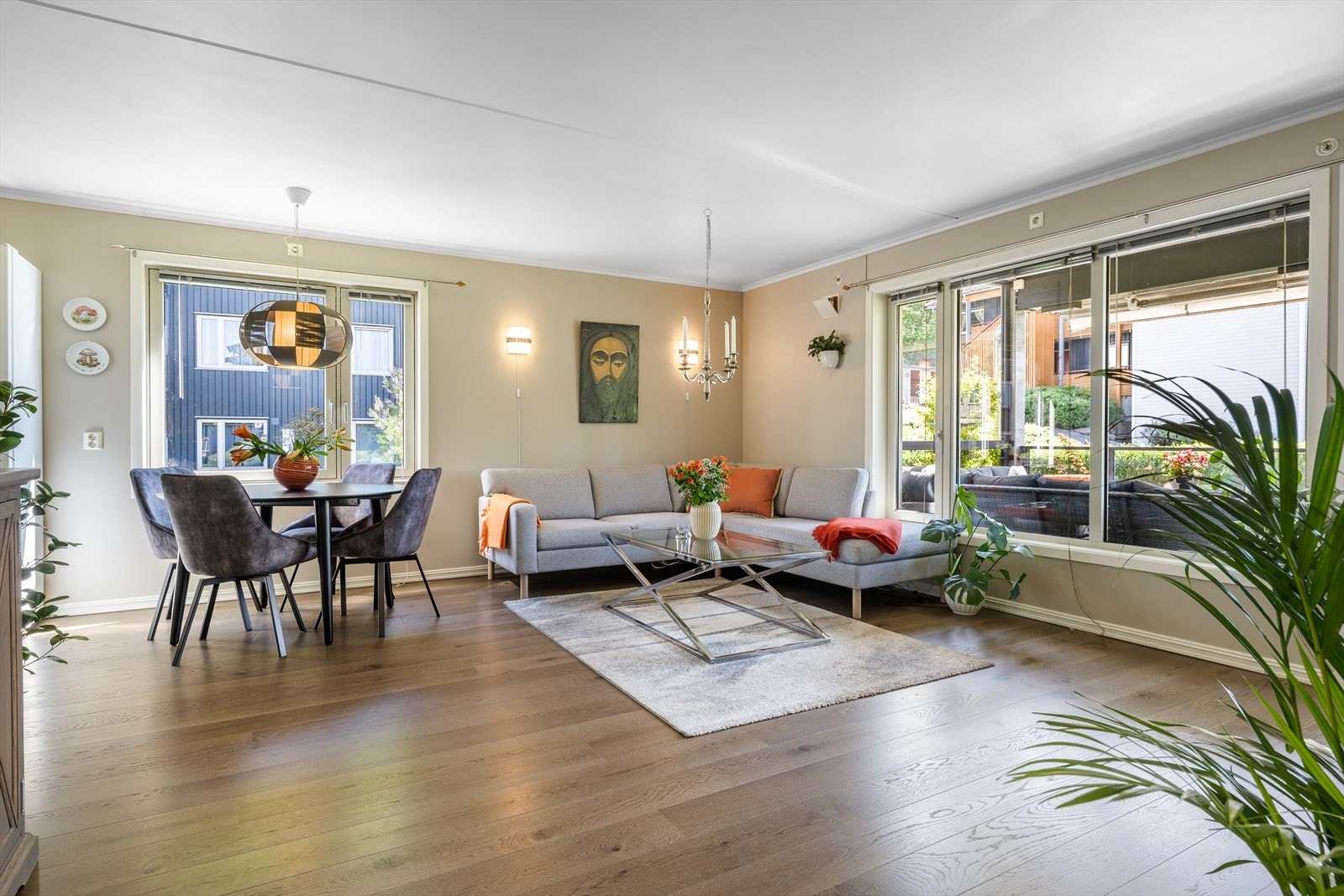 Boligen fremstår som en flott og lettstelt leilighet fra 2005 med pene, oppgraderte overflater og god planløsning. Store deler av boligen har parkett på gulv og malt strie på vegger. Stue/kjøkken og entré har enstav eikeparkett fra 2023. Galleribilde