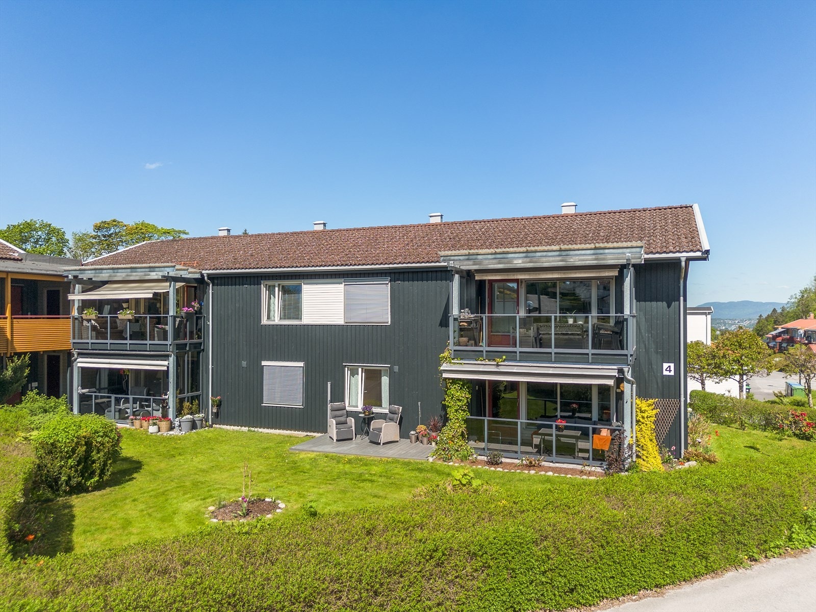 Boligen ligger i et solrikt og rolig boligområde på Skrukkerød med kort vei til Meny Flåtten og bussforbindelser, samt Down Town og Porsgrunn sentrum med alle fasiliteter. Galleribilde