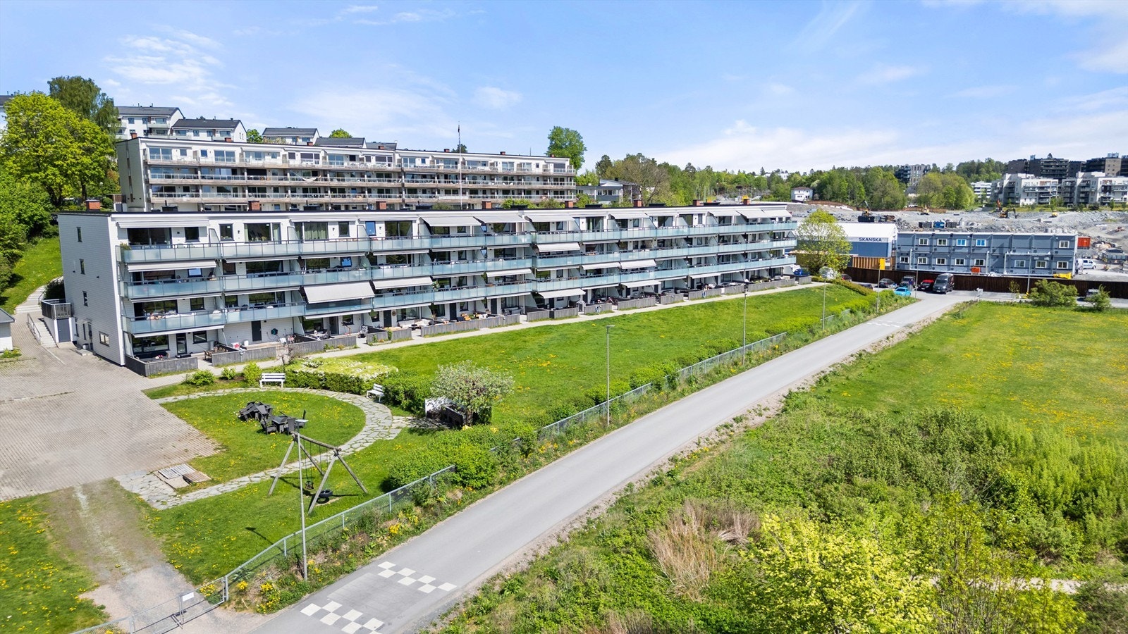 Det er få minutters gange til bussholdeplass med god kommunikasjon mot Oslo og Sandvika Galleribilde