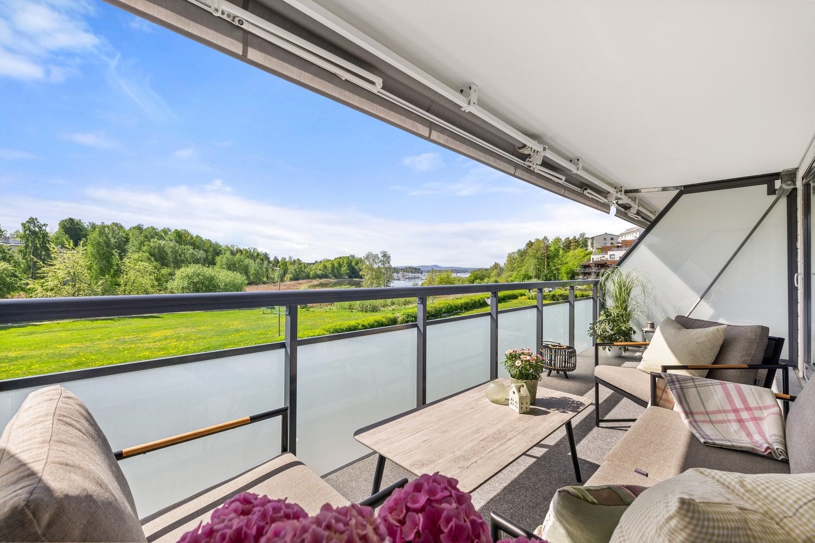 Svært lekker og innbydende 4-roms med stor balkong og fantastisk sjøutsikt Galleribilde