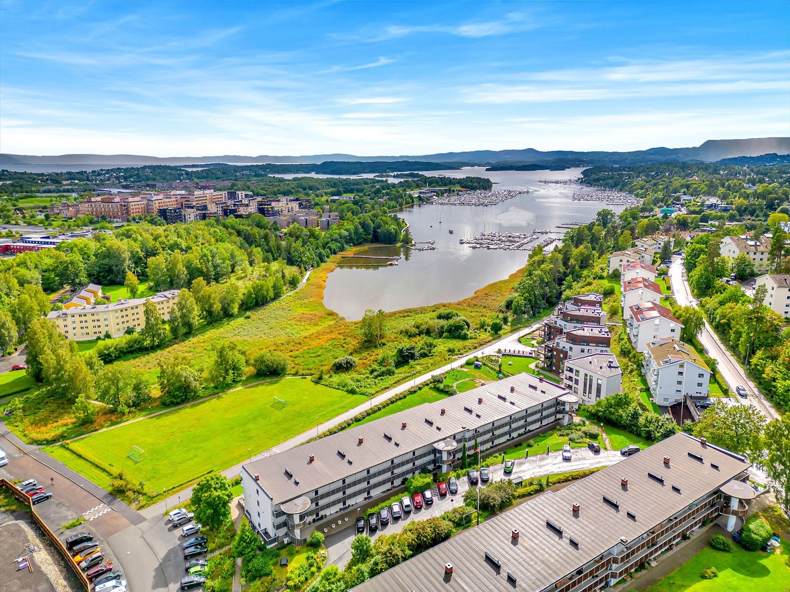 Dette er boligen for deg som ønsker å bo tett på sjøen med idylliske turstier og nydelige badestrender, flotte grøntområder, men samtidig bo med nærhet til Oslo og Fornebu Galleribilde