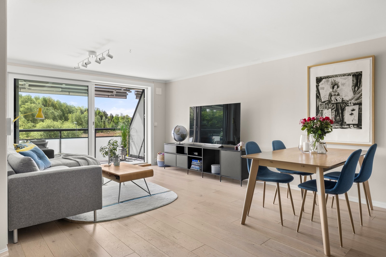 Stuen har gode møbleringsmuligheter med plass for sofagruppe, TV-seksjon, spisegruppe, lesekrok og annet passende møblement Galleribilde