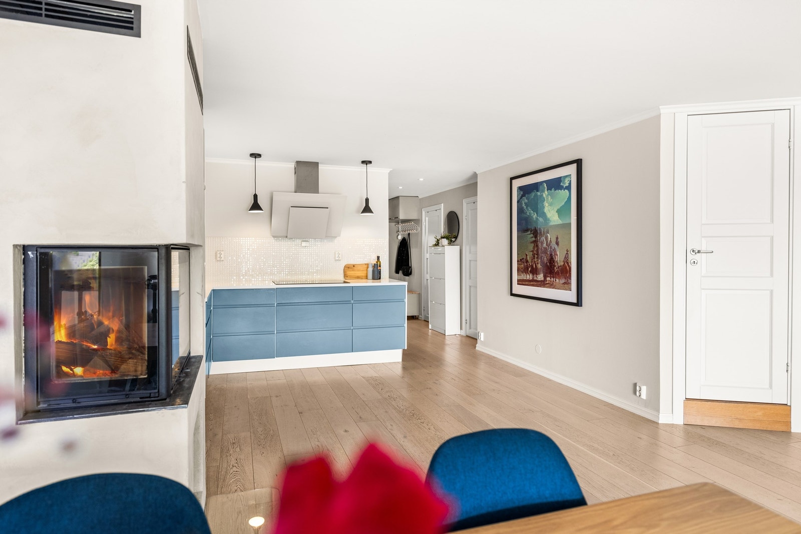 Mellom stuen og kjøkkenet finner du også en koselig peis som gir både varme og hygge Galleribilde