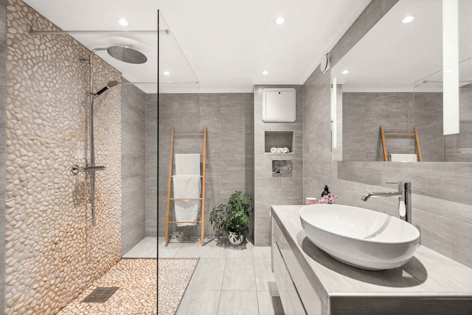 Baderommet er fra 2013 og oppgradert i 2023 med ny servant samt dusjarmatur med hånd- og regndusj Galleribilde