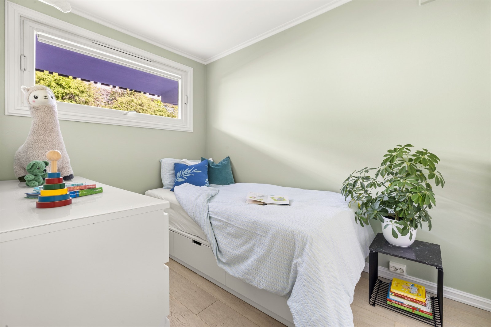 Lyst og hyggelig soverom, malt i tidsriktige farger Galleribilde