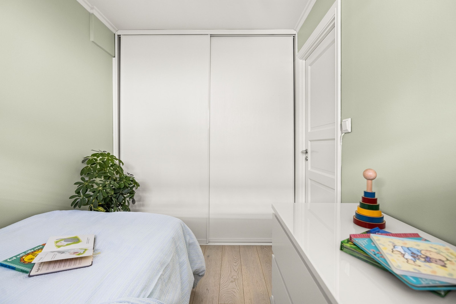 Integrerte skap med god plass for tøy Galleribilde