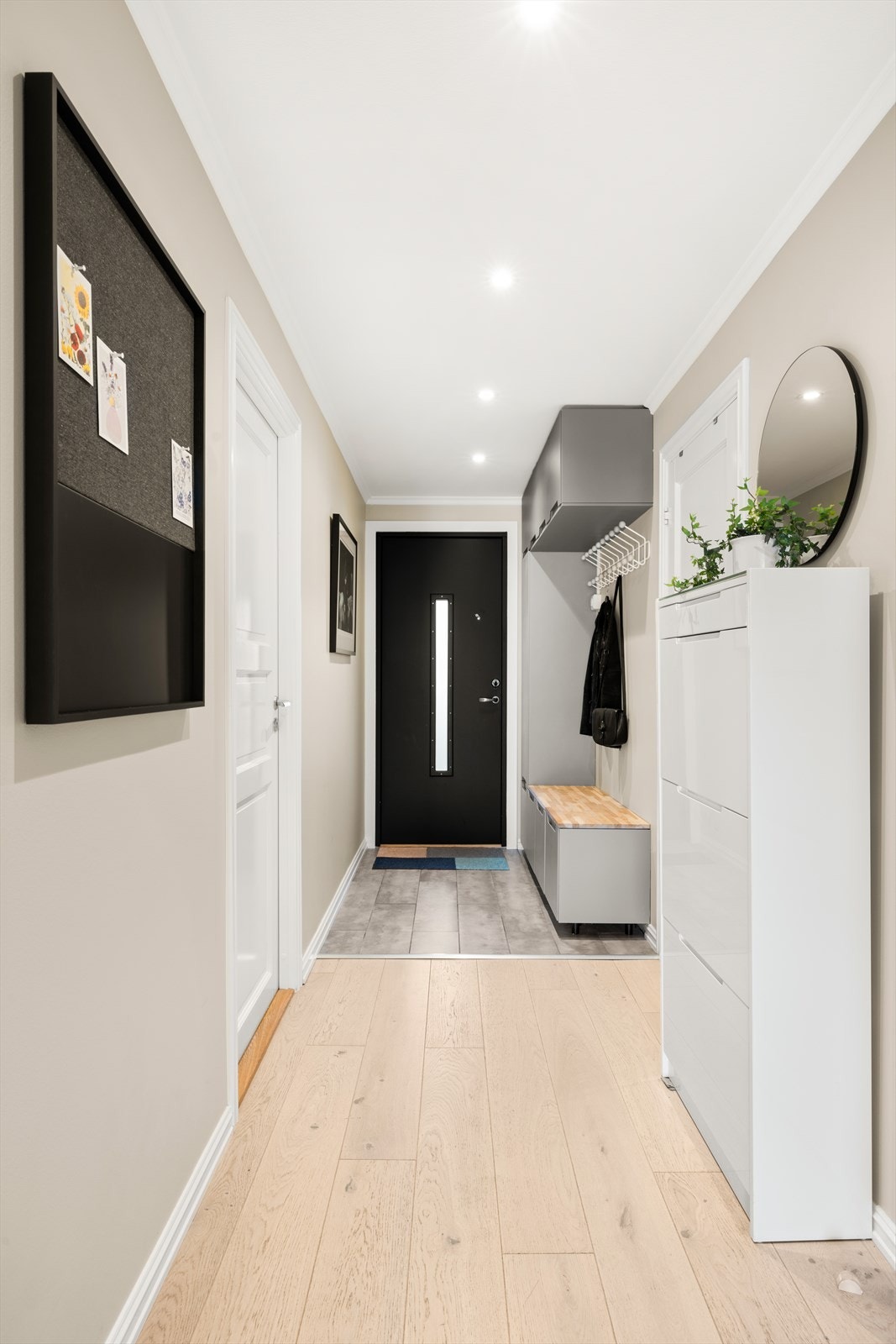 Velkommen inn i en trivelig gang med downlights i himling Galleribilde