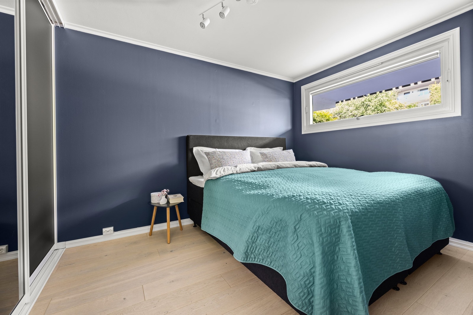 Leiligheten har tre gode soverom, alle med plass for seng, skap og annet passende møblement Galleribilde