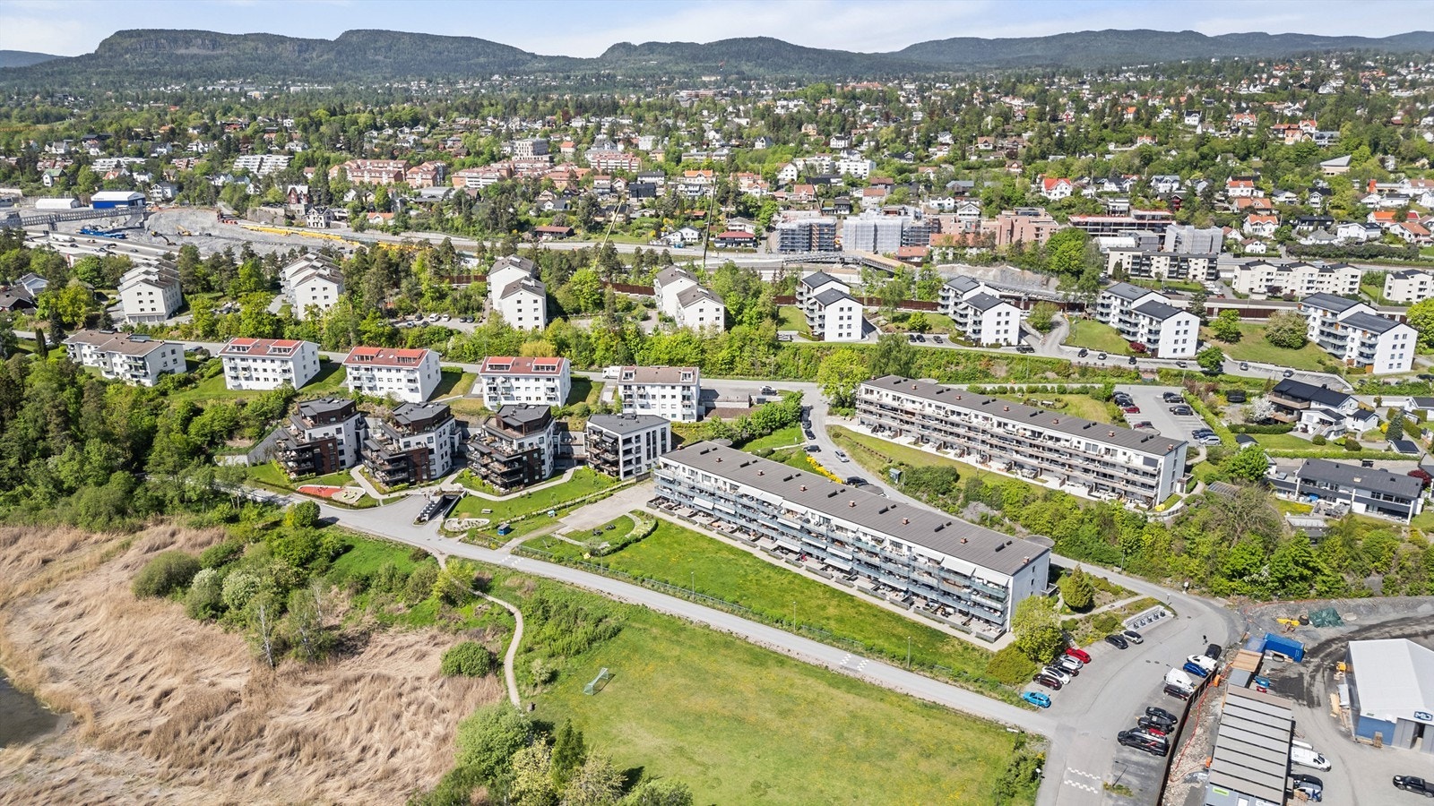 Området byr på idylliske turstier langs sjøen og noen av de flotteste badestrendene i Bærum i gangavstand fra leiligheten Galleribilde