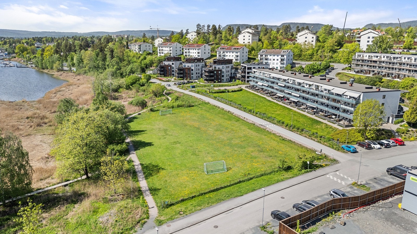 Nedenfor leiligheten ligger det en flott gressplen hvor det er satt opp fotballmål Galleribilde