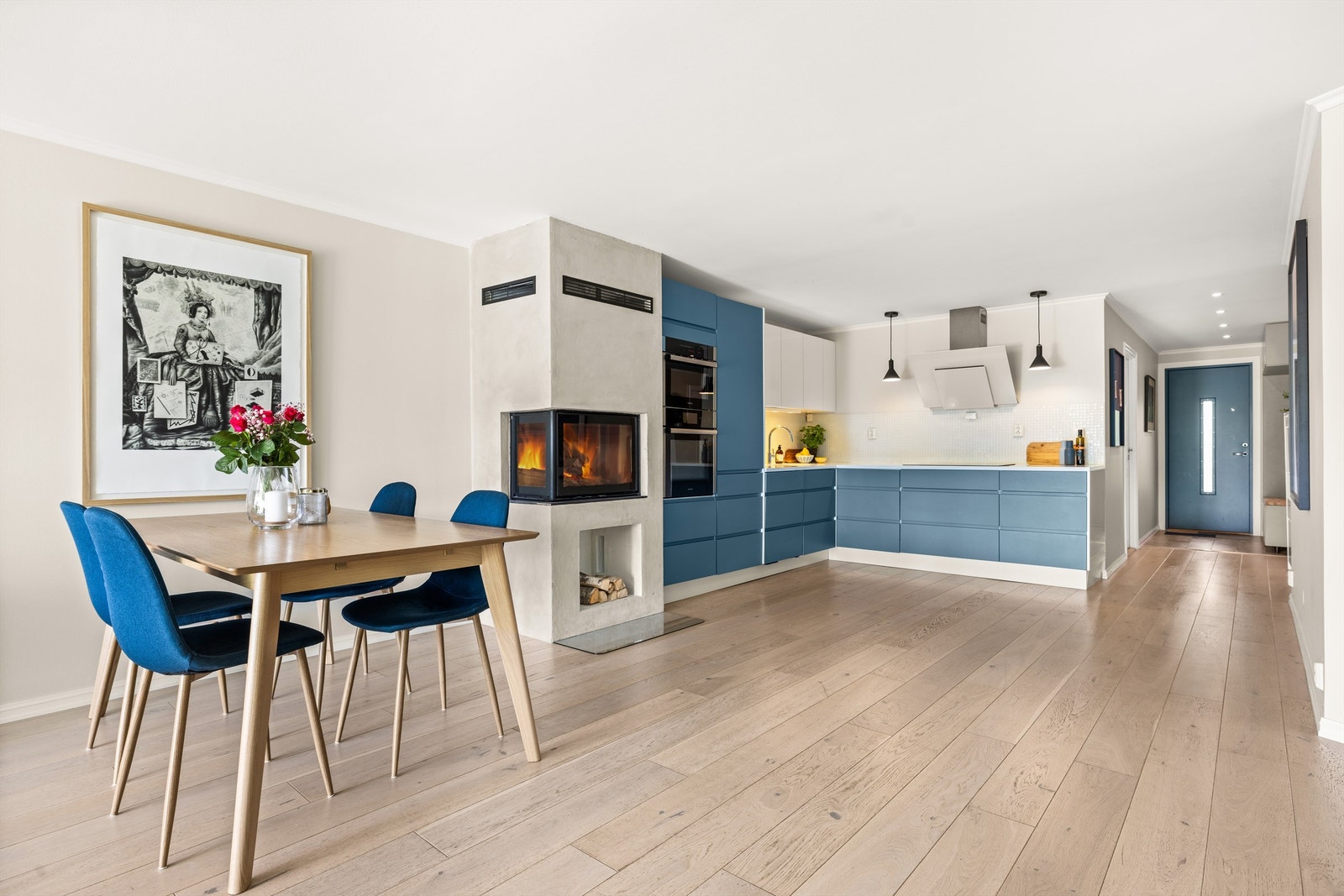 Leiligheten har en moderne åpen kjøkkenløsning som skaper en sømløs overgang mellom kjøkkenet og stuen Galleribilde