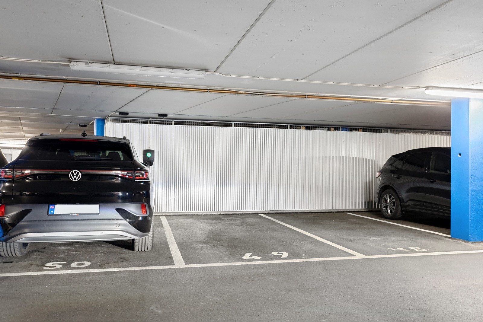 Med leiligheten medfølger det egen parkeringsplass i garasjeanlegget under bebyggelsen, markert med nr 49 (nåværende eier har kjøpt denne for 350 000,-) | heis direkte tar deg ned Galleribilde