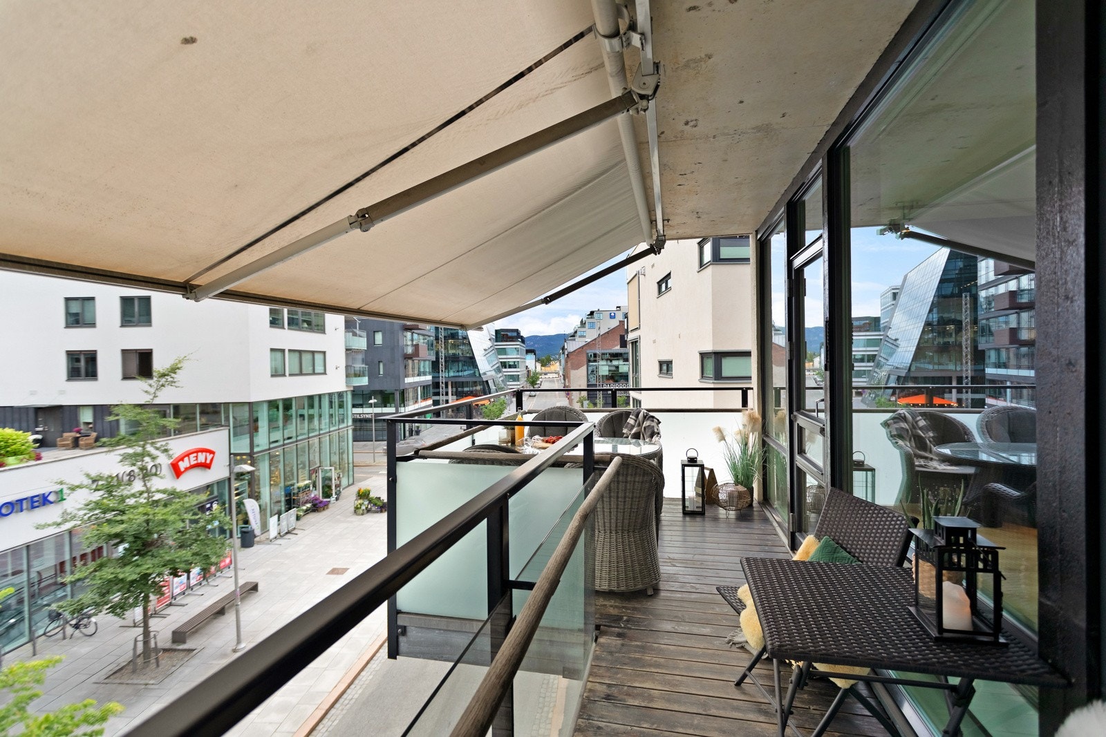 En av balkongene er delvis overbygget balkong og vender mot sørvest | ettermiddags- og kveldssol | elektrisk terrassemarkise | utsikt mot den urbane delen av Union Brygge Galleribilde