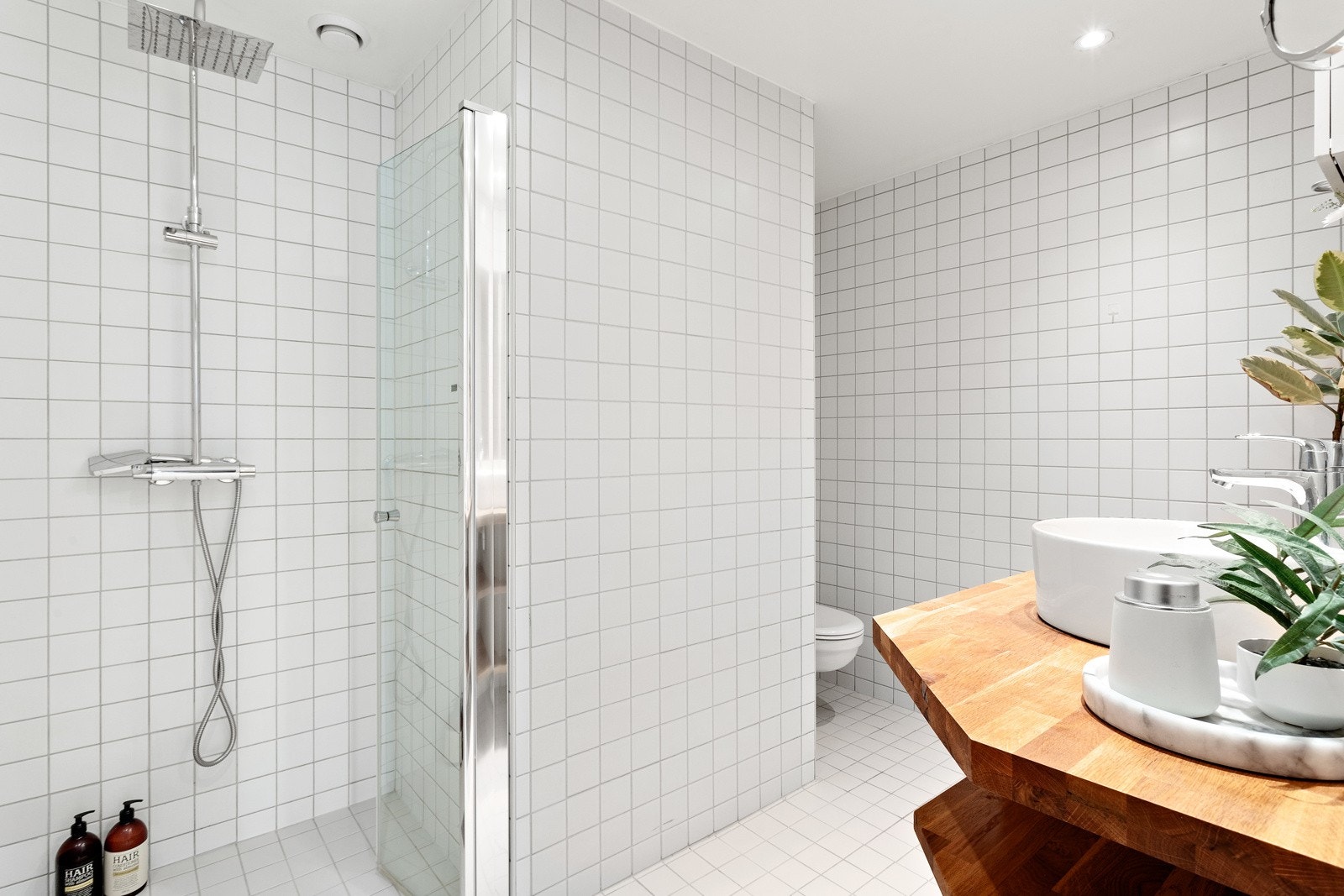 I badet er det vegghengt wc og dusjnisje med regnfallsdusj | downlights i tak Galleribilde