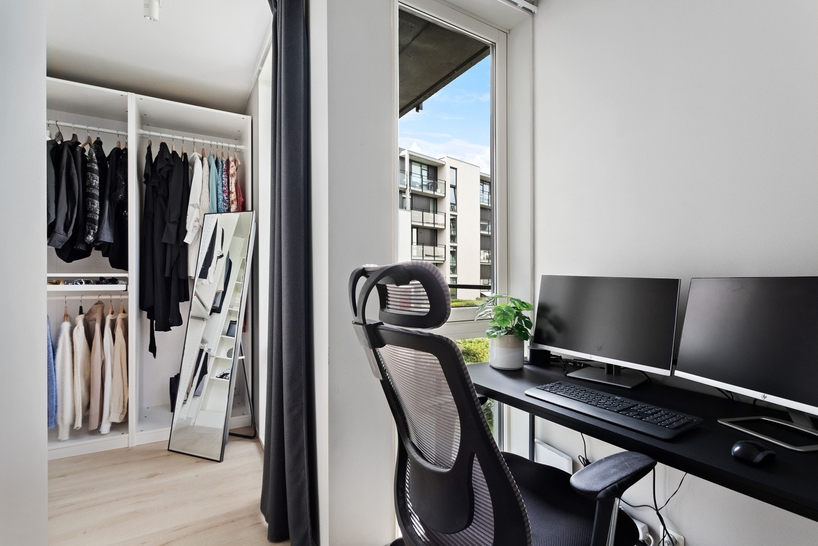 Det 4. fjerde soverommet er i dag benyttet som walk-in garderobe / kontor Galleribilde