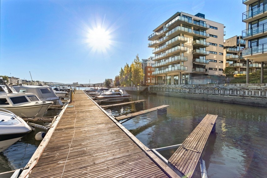 Det er mulighet for leie av båtplass ved brygga som er nærmeste nabo Galleribilde