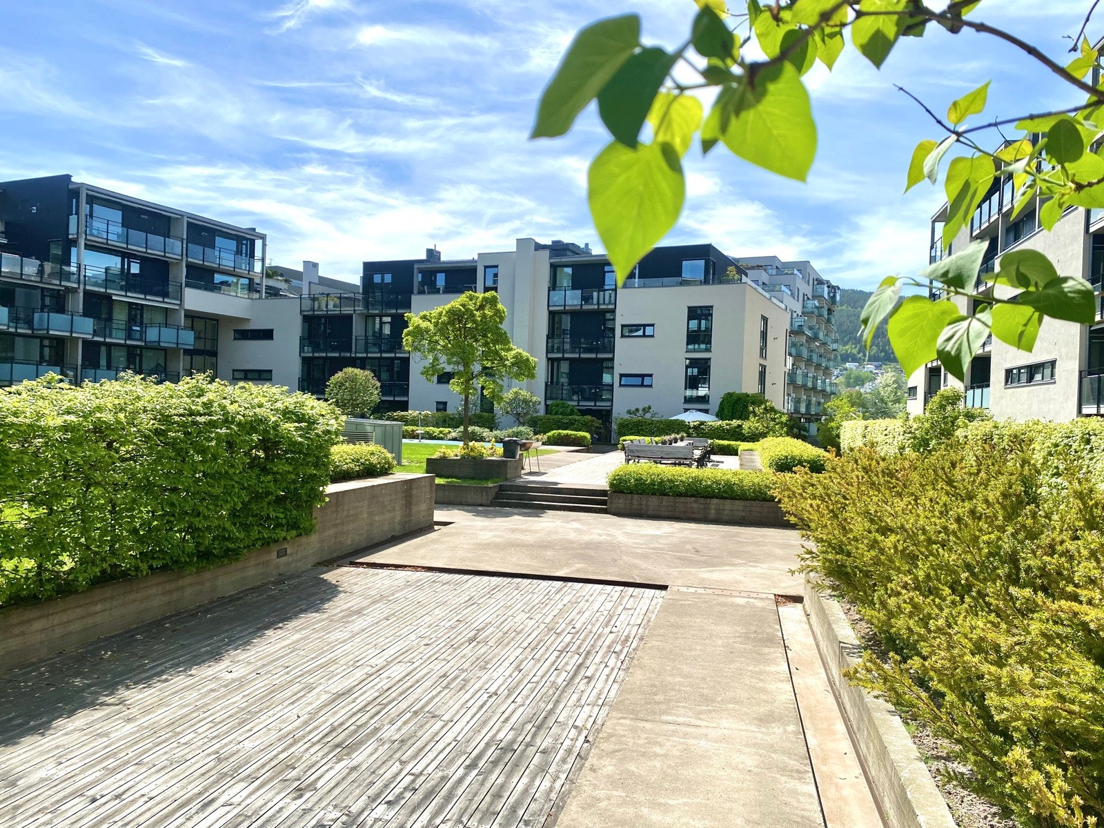 Leiligheten ligger som ende i 3. etasje og det er god avstand mellom husene Galleribilde