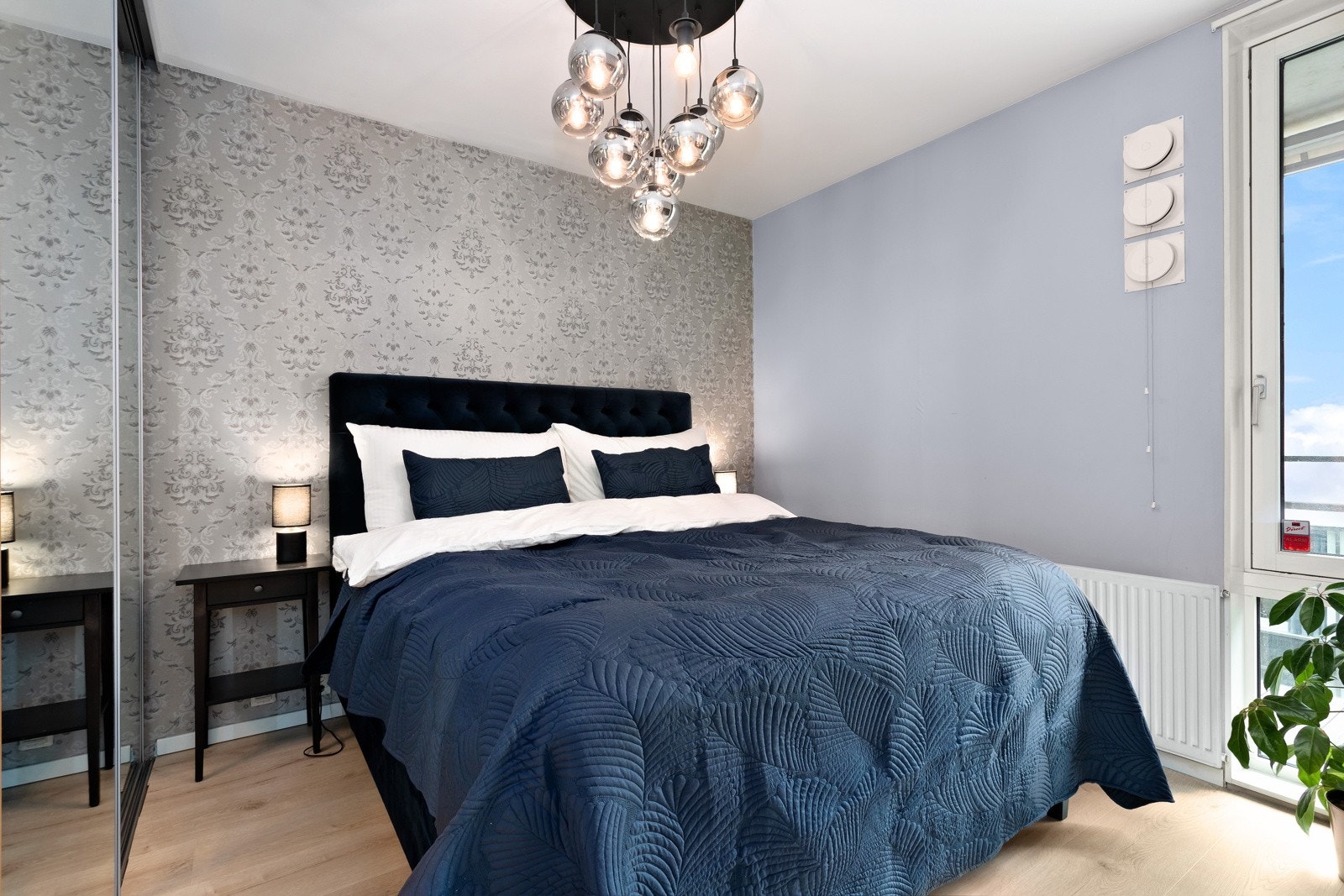 Masterbedroom ligger i egen fløy | adkomst direkte til bad/wc Galleribilde