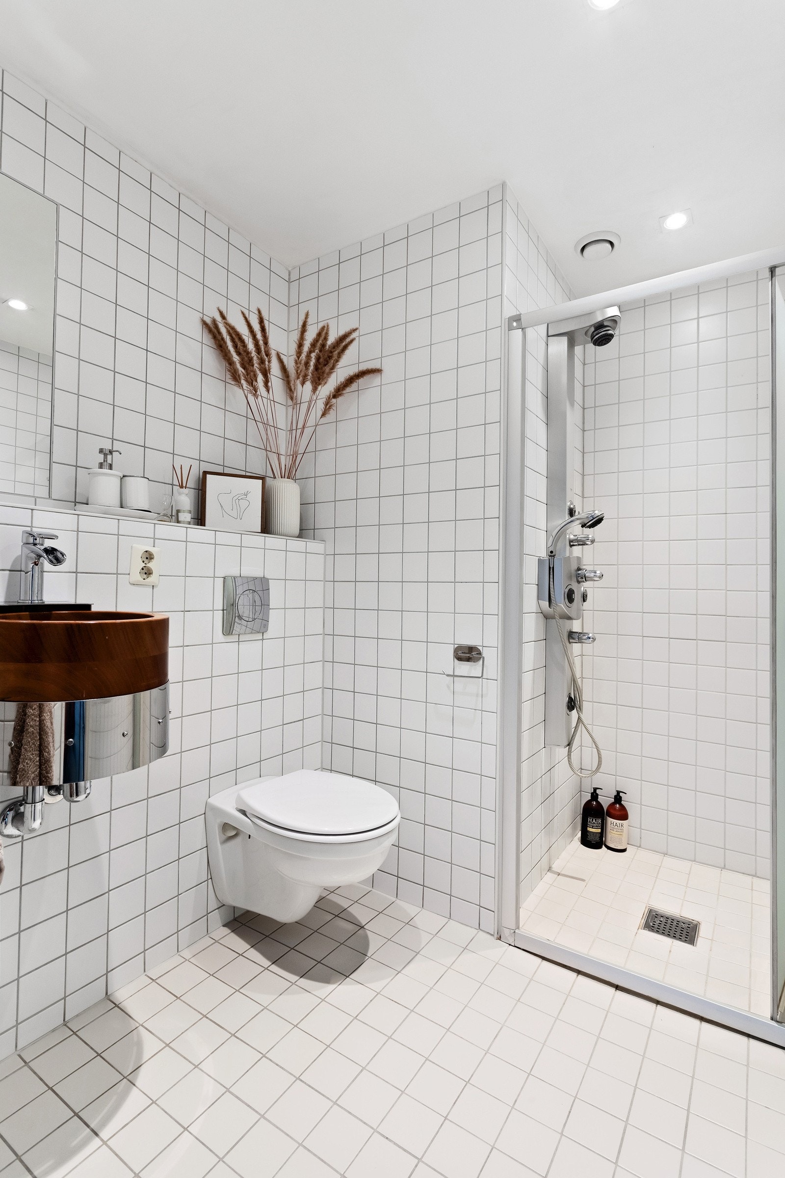 Pent, flislagt gjestebad | vegghengt wc, servant og steamdusj | downlights i tak Galleribilde