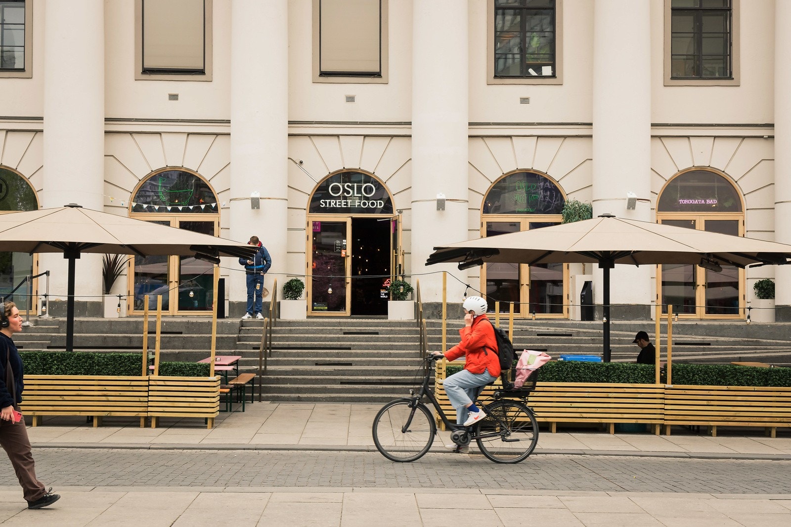 Oslo street food i Torggata (2 min unna) har 16 ulike stands med spennende mat fra store deler av verden. Populær plass for after-work. Galleribilde