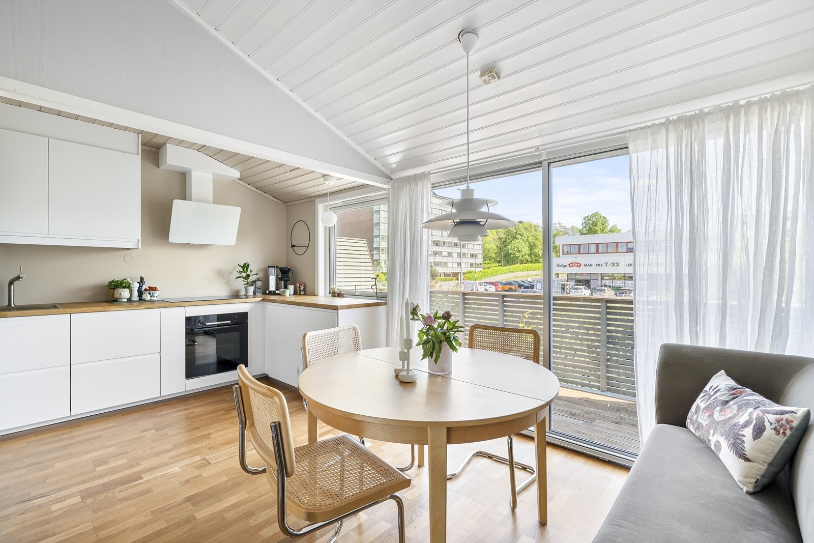 Skyvedør fra kjøkken og ut til uteplassen. Galleribilde