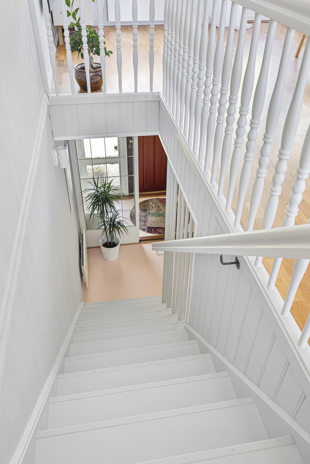 Trappen fra 2. etasje til 1. etasje er malt i en flott tidsriktig farge. Galleribilde