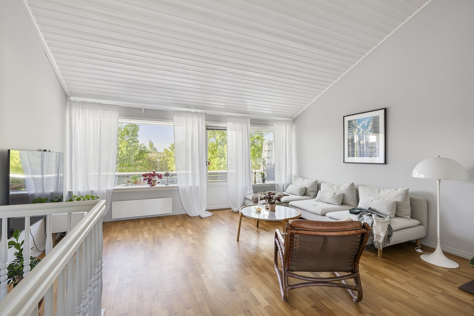 Romslig stue med store vindusflater. Boligen har en god beliggenhet med lite innsyn mot stuen. Galleribilde