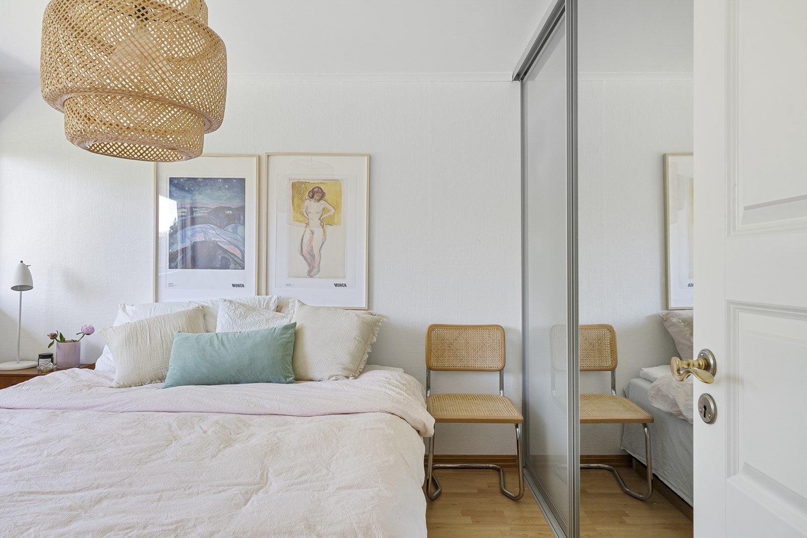 Hovedsoverom med praktisk skyvedørsgarderobe. Galleribilde
